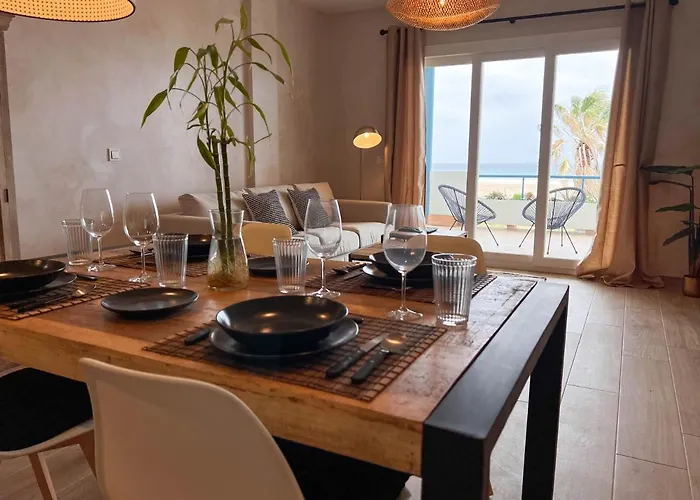 Cozy House - Beachfront, Stylish Deco Ταρίφα